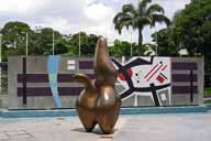 Sculpture en bronze par Hans Jean Arp, couvert Plaza de l'Université centrale du Venezuela, Caracas
