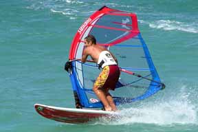 Windsurfer mit moderner Ausrüstung