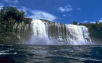 Chute d'eau dans la lagune de Canaima