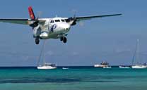 Flugzeug beim Anflug auf Los Roques